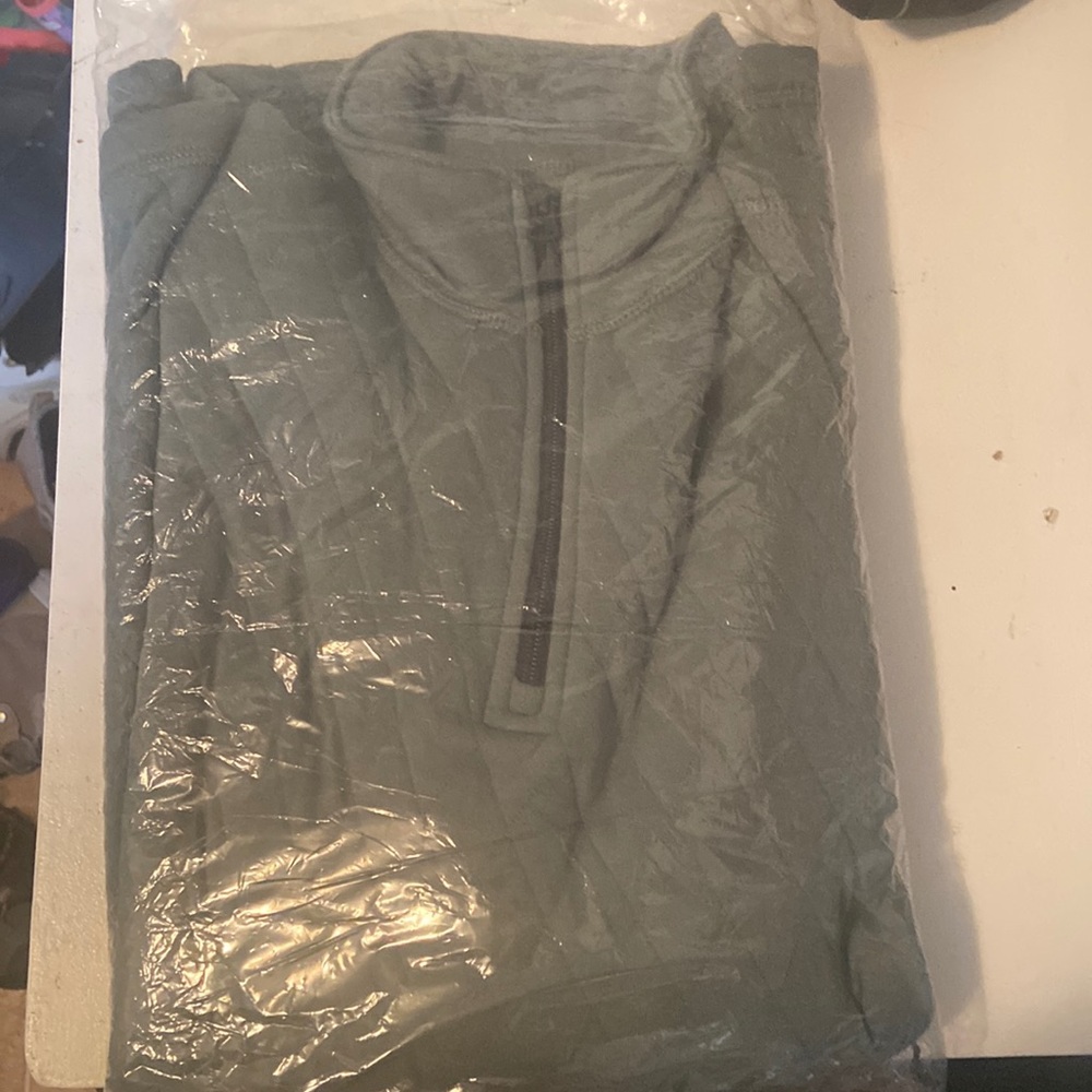 J. Crew NWT Men Quilted half-zip pullover
Item AU005 size Large Baywood Green.